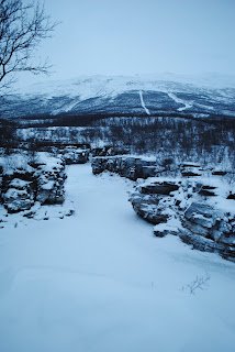 凍って更に雪で覆われた川
