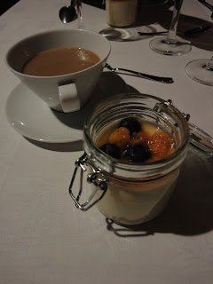 バニラプリンのブルーベリーとクラウドベリー乗せ