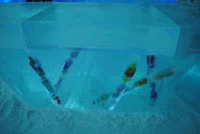 アイスバーのカウンターにボトルが埋め込まれてる！