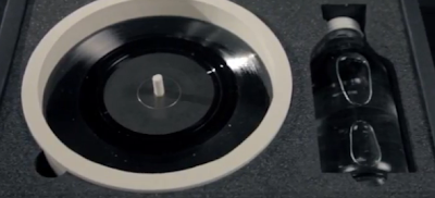 円状の型と水の入ったボトル