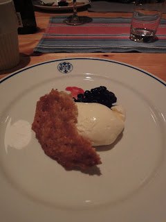 デザートはホワイトチョコレートムースのブルーベリー添え