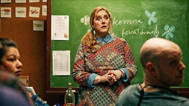 Föräldramötet - ett kammarspel. Ett föräldramöte hettar till när de medvetna föräldrarna vill ha svar på en viktig fråga - gör skolans kock sin egen ketchup? Medverkande: Henrik Dorsin, Per Andersson, Micke Lindgren, Hanna Dorsin, Rikard Ulvshammar, Emma Molin, Jakob Setterberg, Emma Peters, Linus Eklund-Adolphson, Anna Vnuk, Per Gavatin och Jonas Kahnlund. Grotesco är tillbaka med ny absurd humor om svensk mentalitet och vardag.