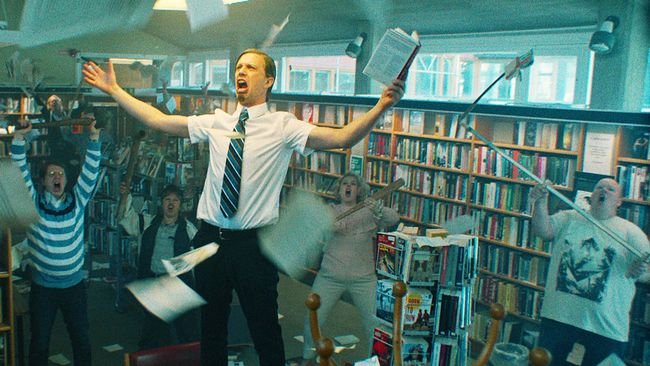 Moralpanik - ett samtidsscenario. En sketch om en linjedomare skapar en hätsk debatt som leder till den slutgiltiga uppgörelsen mellan den intellektuella eliten och vanligt folk. Medverkande: Henrik Dorsin, Per Andersson, Micke Lindgren, Hanna Dorsin, Rikard Ulvshammar, Emma Molin, Jakob Setterberg, Emma Peters, Linus Eklund-Adolphson, Anna Vnuk, Per Gavatin och Jonas Kahnlund. Grotesco är tillbaka med ny absurd humor om svensk mentalitet och vardag.