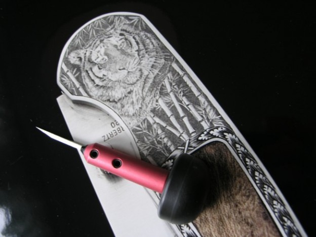 美知子さんの彫刻作品一例、ナイフ