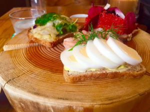 「デンマーク風オープンサンド専門店。中之島の隠れ家的レトロ北欧カフェ」 北欧カフェ